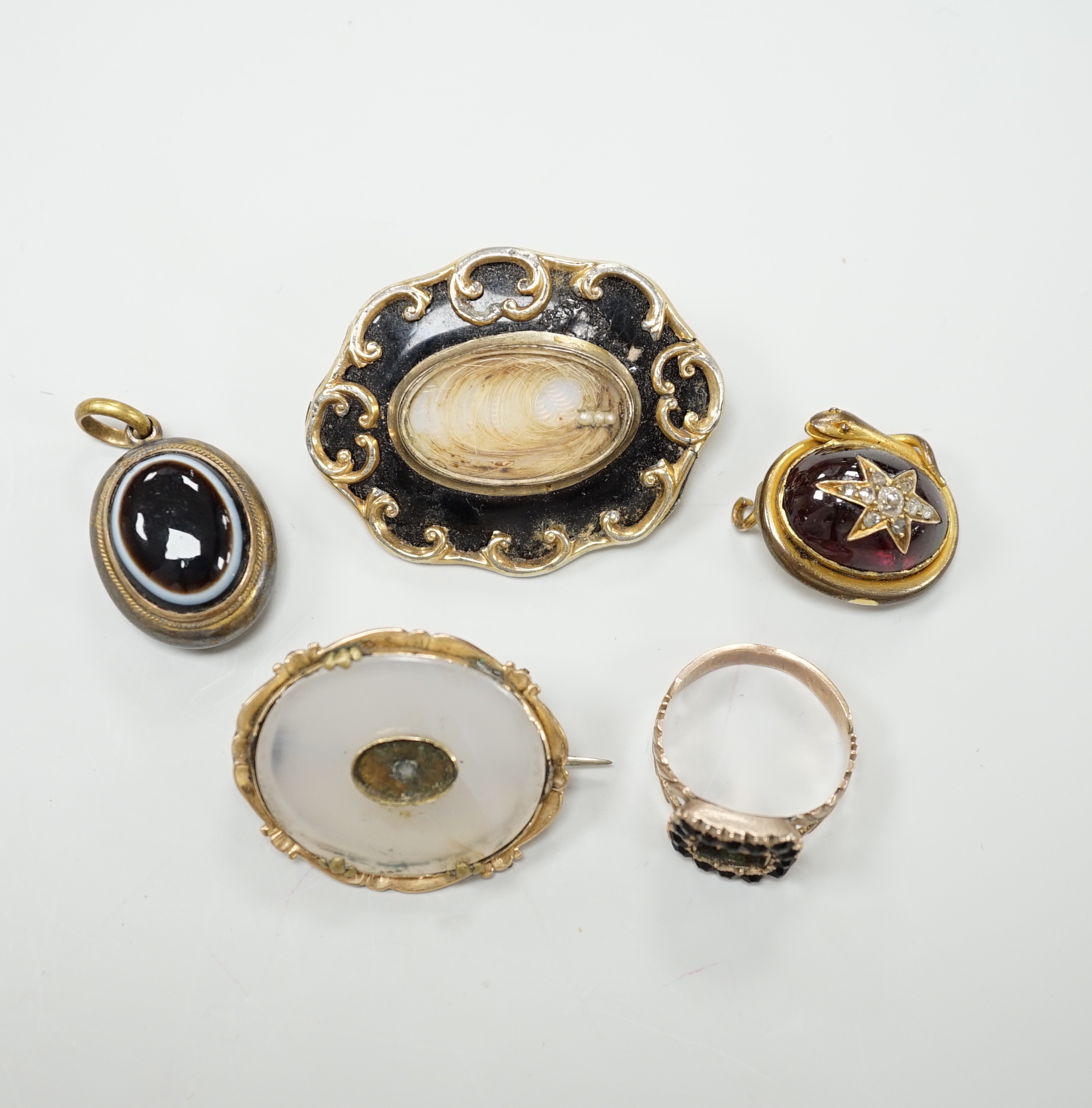 An early Victorian gold and jet ring, lacking central hairwork panel, size O, three assorted brooches and an agate pendant
